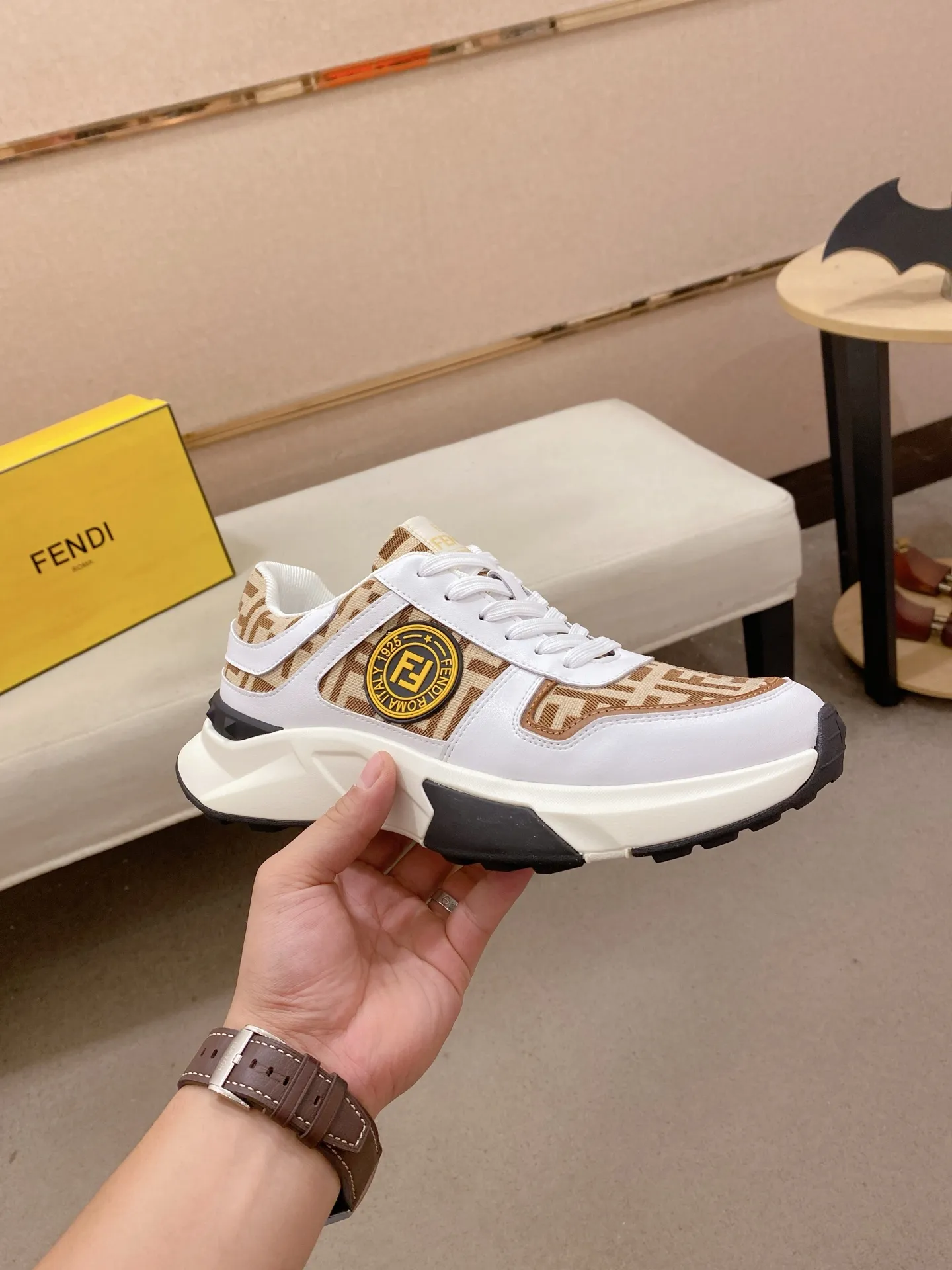 Men's shoes 💰 462💰 (fendi) New style 👊🏻 upper 🇮🇹 imported cowhide fabric 🇩🇪 lining imported sheepskin lining. The original outsole is molded to highlight the identity of every man, and the upper foot is elegant and stable🚶🏻🚶🏻The high-end custom counters reproduce the original version📯No matter the wind or rain, the shoe last remains unchanged and can withstand the verification of time🔍️,🔵 Size: 38-44